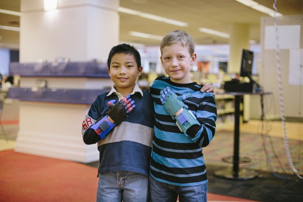 Simplify3D - boys with 3D printed prosthetic limbs