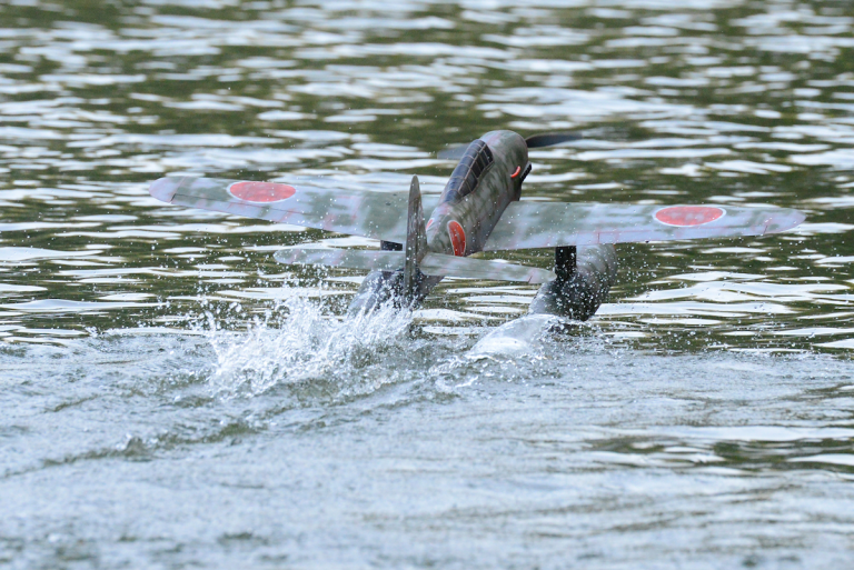 Simplify3D - 3D printed model airplane on water