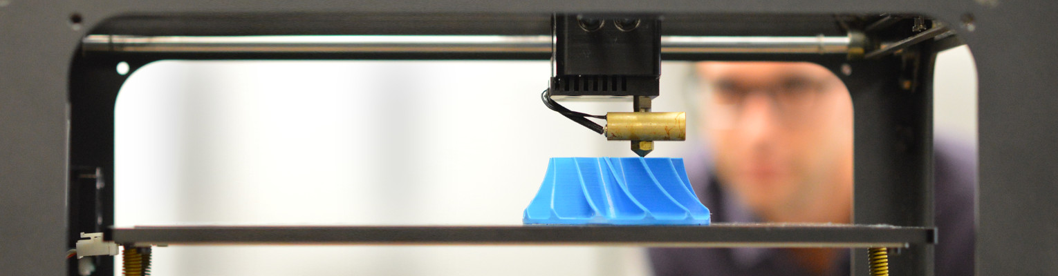 Simplify3D 0 person examines turbine on print bed