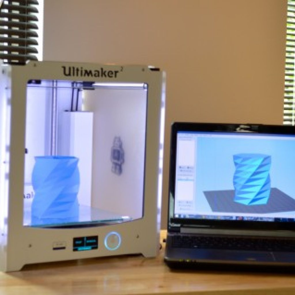 Simplify3D - Ultimaker 2 printer with next to laptop