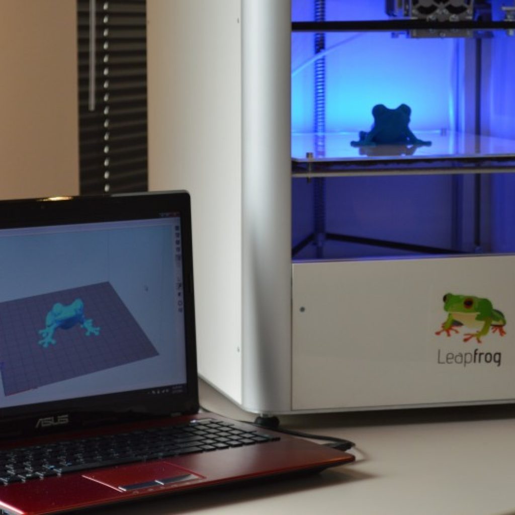 Simplify3D - Leapfrog printer next to laptop