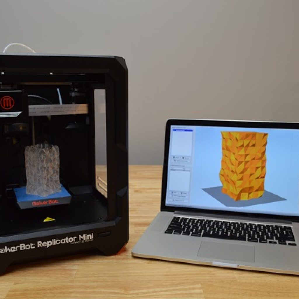 Simplify3D - Makerbot Replicator Mini next to laptop